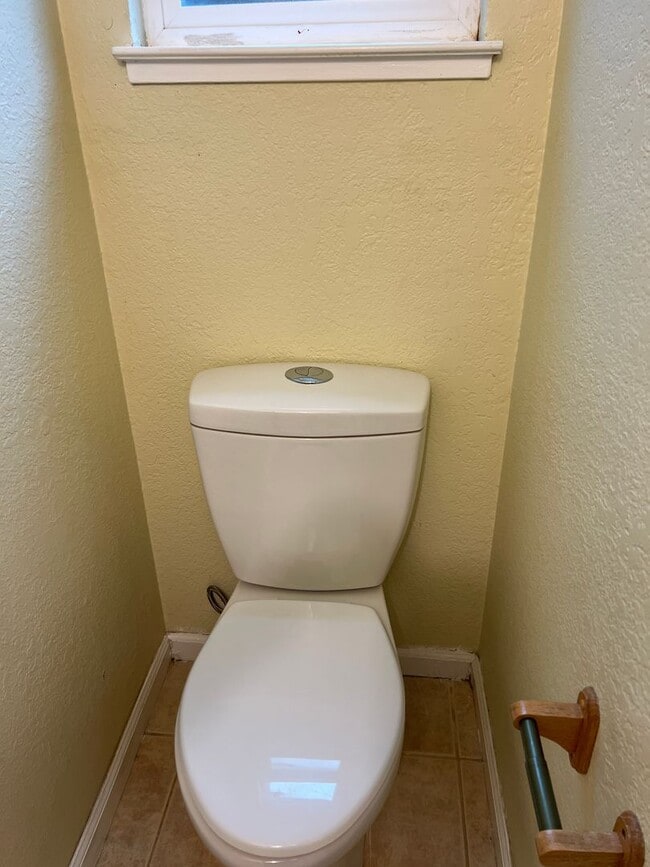 Building Photo - New Price $2,100.00 South Davis Townhome On Veranda Terrace,  3+1.5, Garage, Small backyard, Frui...