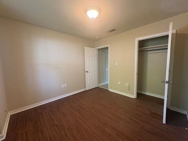 Building Photo - 2012 Red Oak Dr
