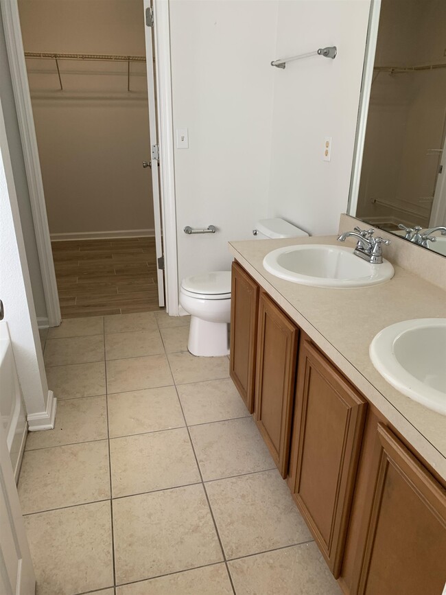 Building Photo - 100 Camden Cay Dr