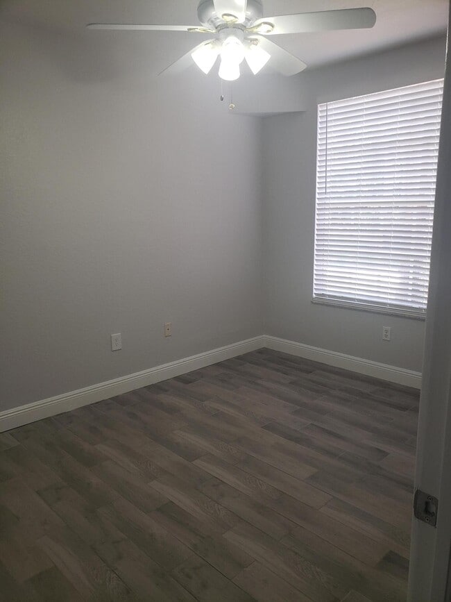 Building Photo - 909 Belmont Pl