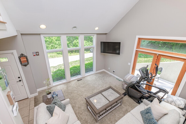 Building Photo - 2 E Clarkson Rd