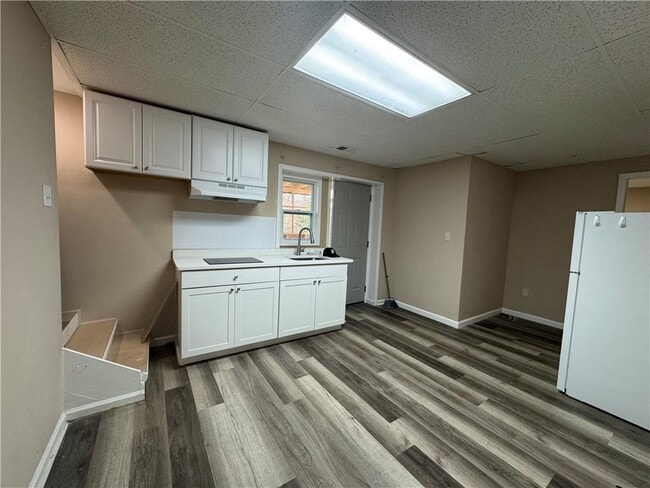 Building Photo - 5971 Robin Hood Ln