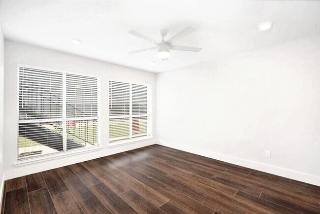 Building Photo - Spacious 2-Bed, 2-Bath First Floor Apartme...