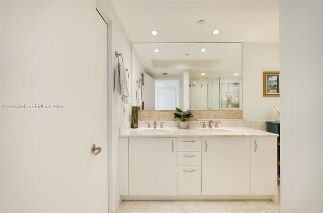 Building Photo - 1331 Brickell Bay Dr