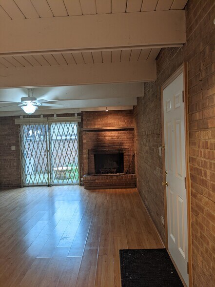 Building Photo - 934 W Wolfram St