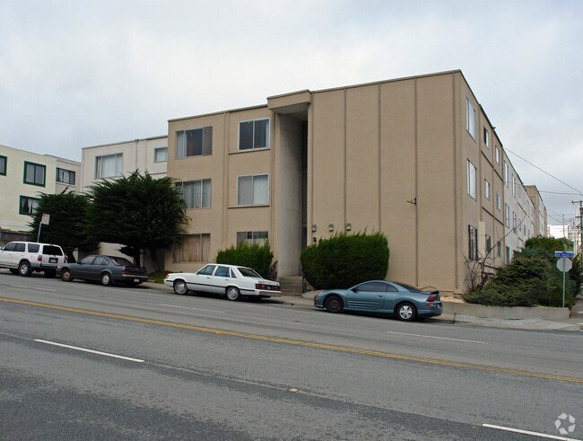 Building Photo - 245 E Market St