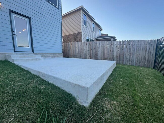 Building Photo - 418 St Cindy's Wy