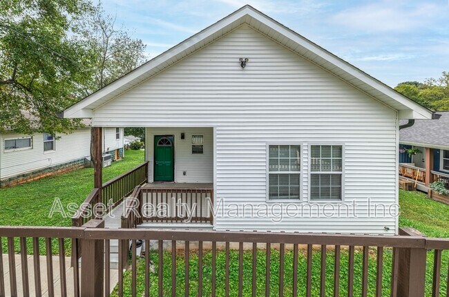 Building Photo - 619 Midlake Dr NE