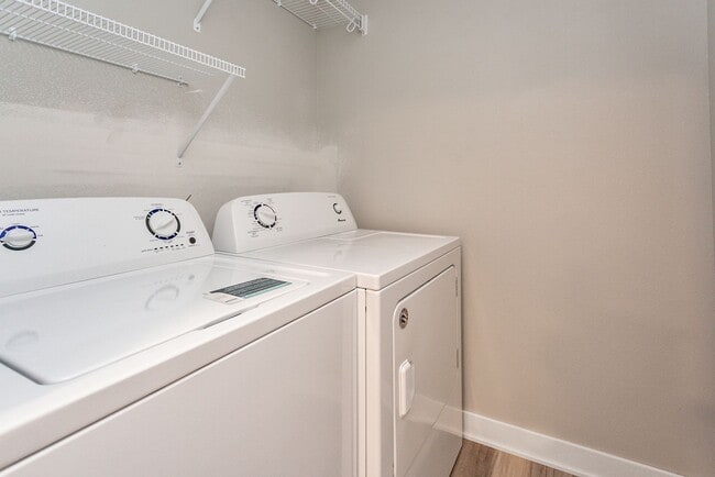 Building Photo - Special!! Sign an 18 month lease and recei...