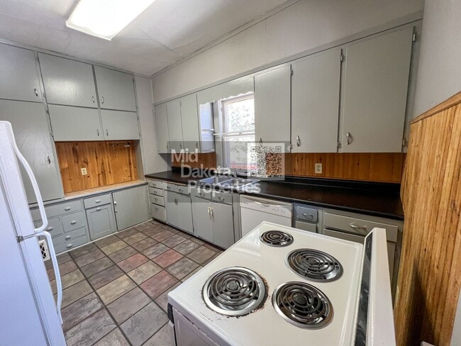 Building Photo - 933 E 5th-3 Bedroom House