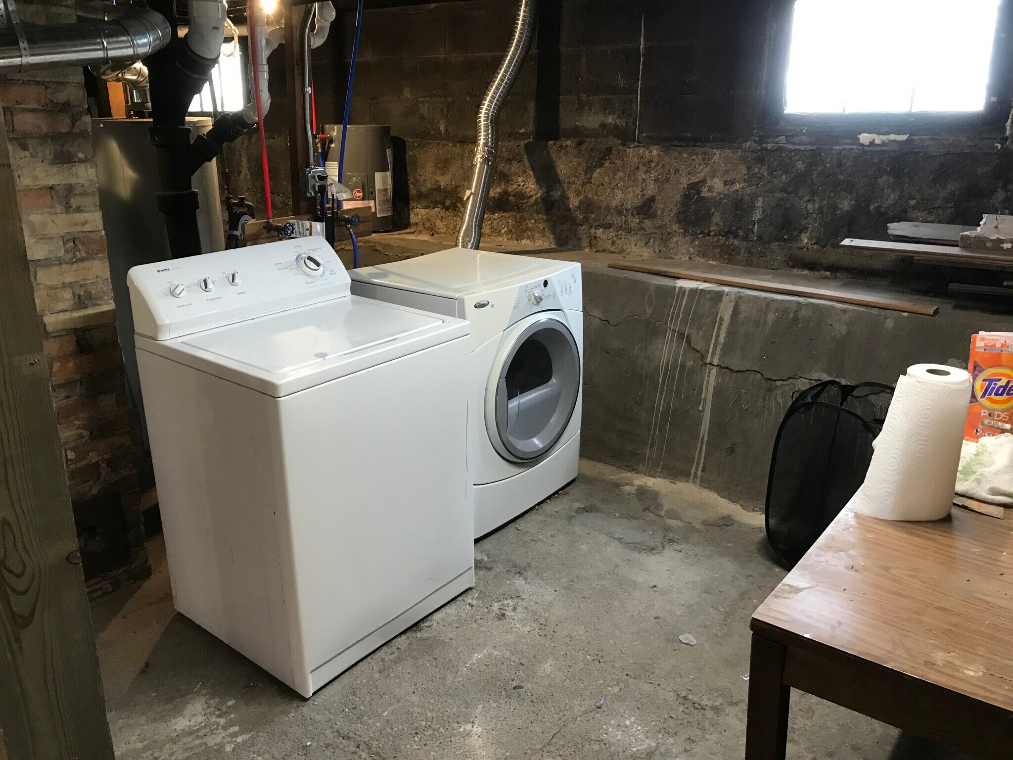 Building Photo - 128 Luton Ave SE