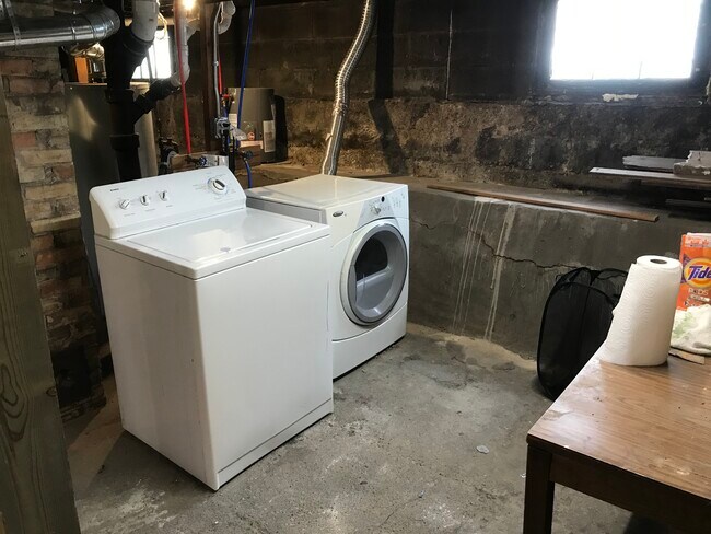 Building Photo - 128 Luton Ave SE