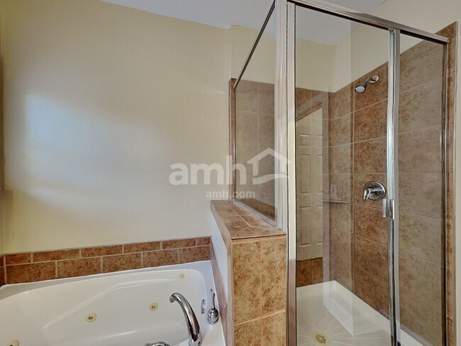 Building Photo - 116 Lake Point Ct