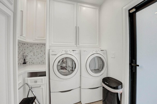 Building Photo - 614 Poinciana Dr