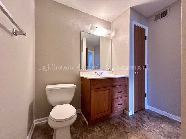 Building Photo - 587 W Randall St