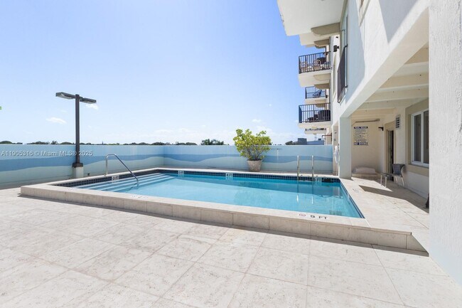 Building Photo - 2701 SW 3rd Ave