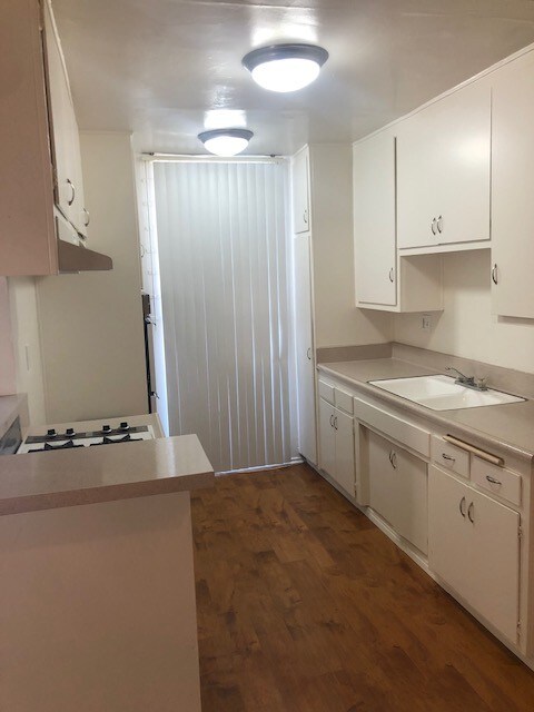 Building Photo - 15810 Vanowen St