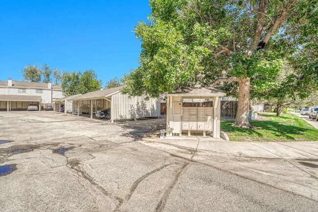 Building Photo - $2,350.00, 2-bed, 2.5-bath townhouse in th...