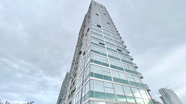 Building Photo - MOVE-IN READY 1 BED/1 BATH/1 PRKG IN 909! ...