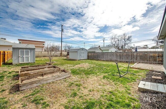 Building Photo - 2bd, 1b Cozy Home awaits in Boise Bench!