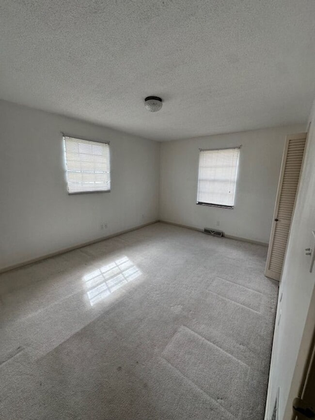 Building Photo - Maryville 37803 - 5 bedroom, 3 bath home - Contact Karen Robertson (865) 454-7626