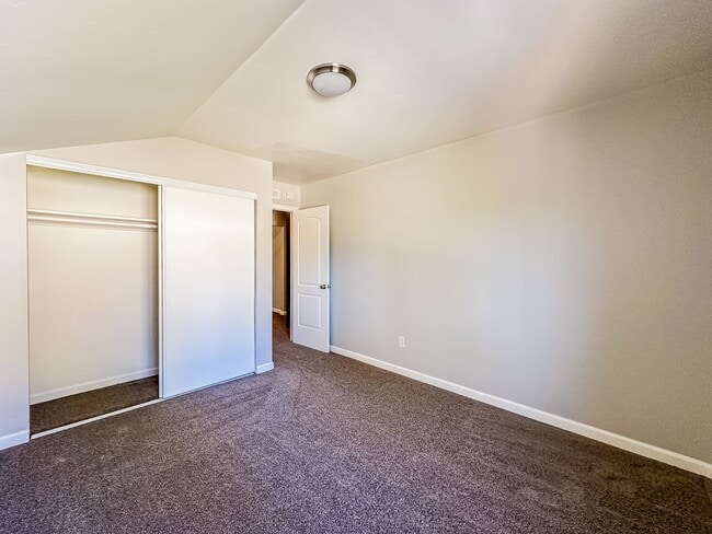 Building Photo - Completely Renovated 3+ Bed, 2 Bath Tierra...