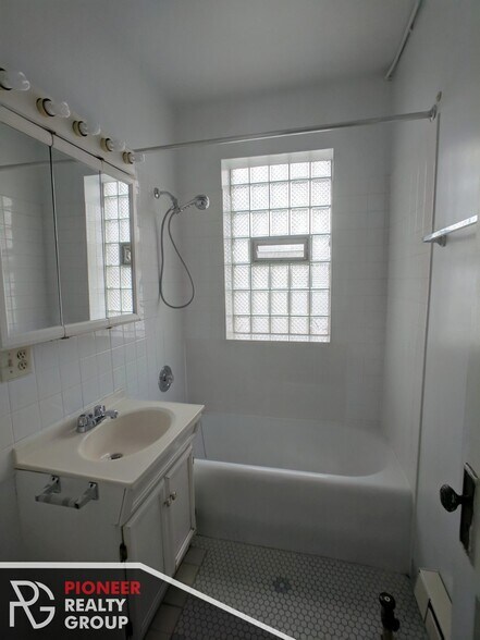 Building Photo - 1044 W George St