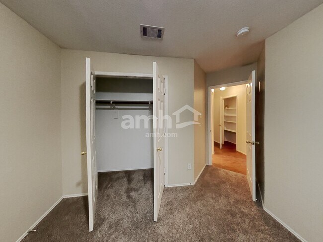 Building Photo - 2809 Mitchell Ln