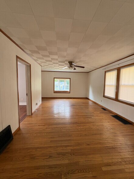 Building Photo - 215 E Vermilya Ave