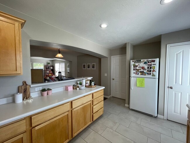 Building Photo - 2 Bedroom 2.5 Bath