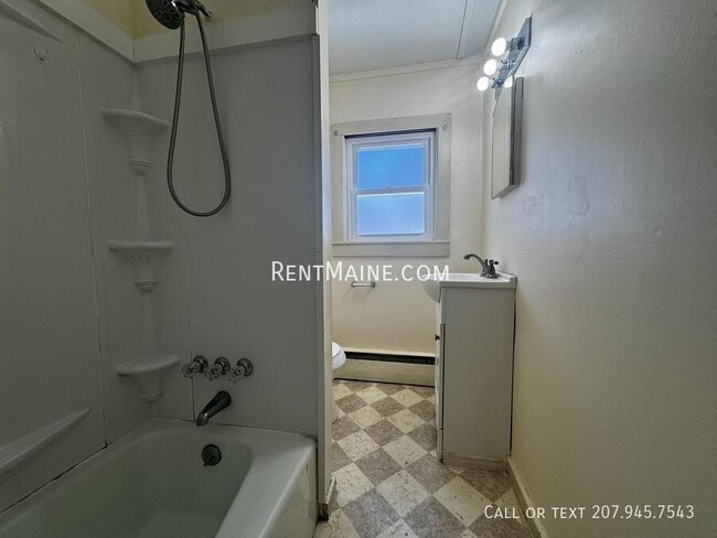 Building Photo - 114 Riverside Dr