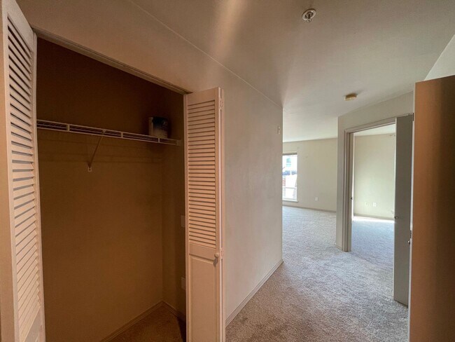 Building Photo - Classic 1bedroom Condo with Elegant Amenit...