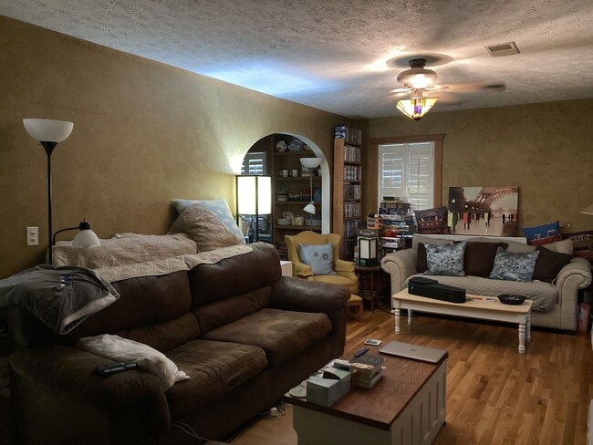 Building Photo - 251 N Cedarbrook Dr