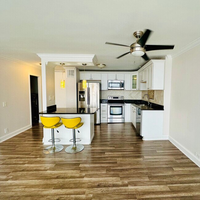 Building Photo - 5445 N Sheridan Rd