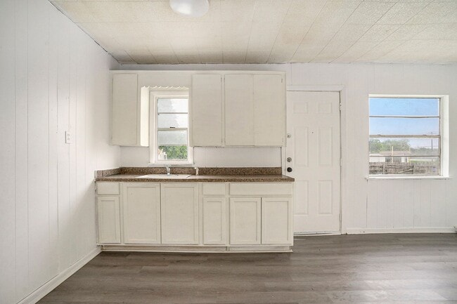 Building Photo - 2-Bedroom Half-Duplex