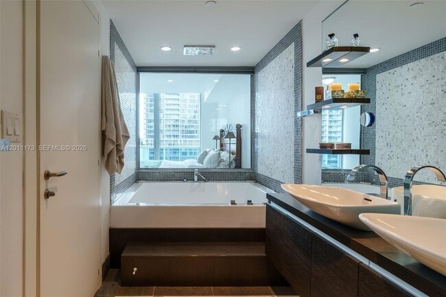 Building Photo - 200 Biscayne Blvd Way