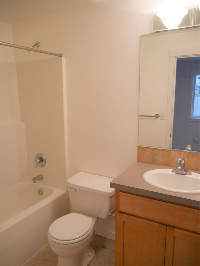 Building Photo - Lovely Lake City 3 Bed Townhome