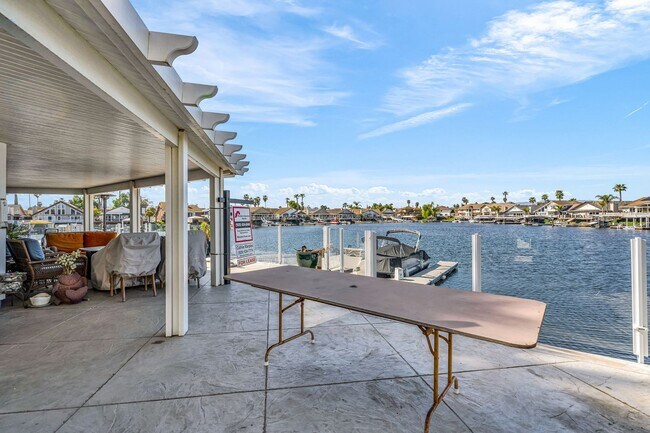 Building Photo - INCREDIBLE LOCATION... END OF CUL DE SAC WITH OVER 100 FEET ON WATER... MARVELOUS DOCK AND DECK W...