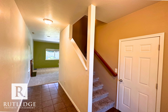 Building Photo - STUNNING 3 Bed/2.5 Bath House in Medford