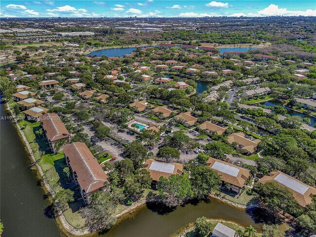 Building Photo - 2616 Carambola Cir N