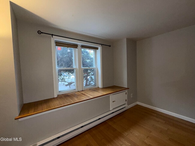 Building Photo - 52 Elm St