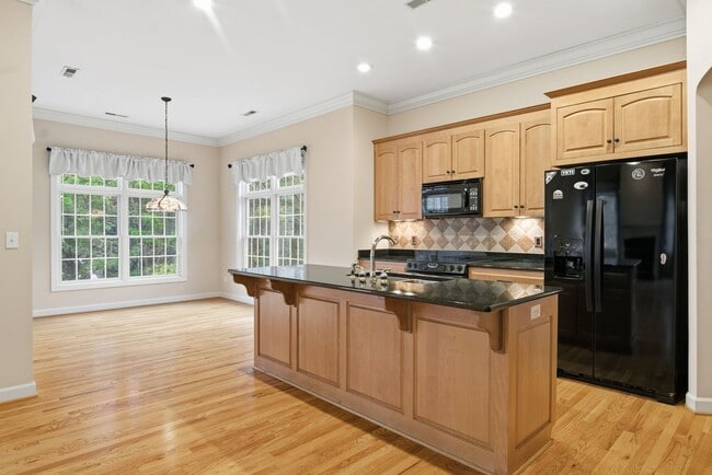 Building Photo - 4 Bed/3 Bath. Pet Friendly. Master on Main