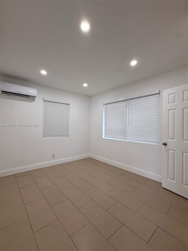 Building Photo - 6723 NE Miami Pl