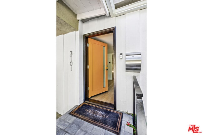 Building Photo - 3101 Beachwood Dr