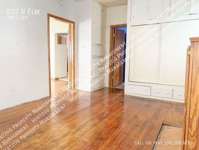 Building Photo - 822 N Elm-