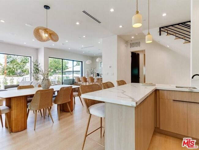 Building Photo - 5929 Hesperia Ave