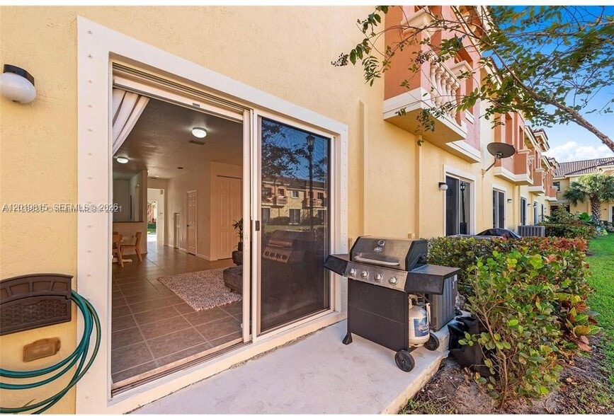 Building Photo - 1820 SW 89th Ter
