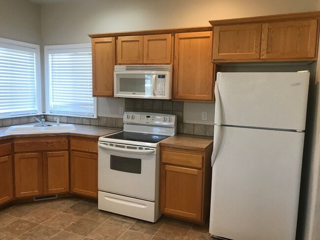 Building Photo - Meridian Charmer with 3 Car Garage, & Huge Backyard!