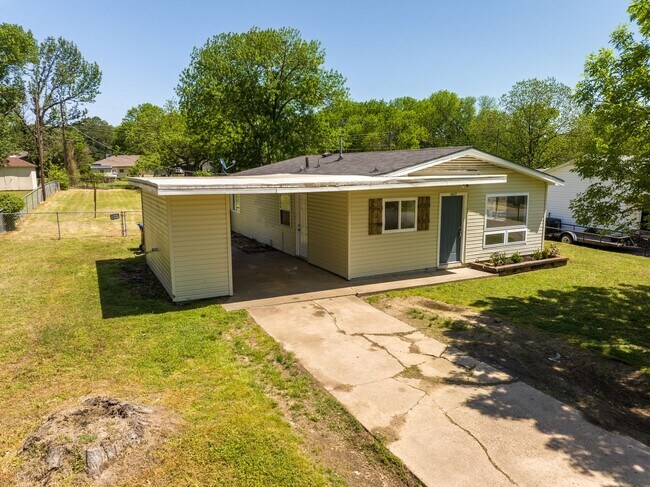 Building Photo - Freshly Updated 3 Bedroom House