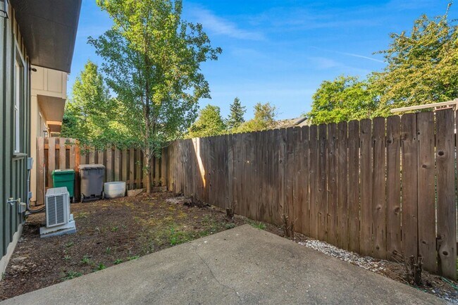 Building Photo - Charming 3 Bedroom 2.5 Bath Condo Available Now!